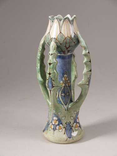 Vaas, model 349, in de vorm van bloem met decor van kevers en pijlkruid